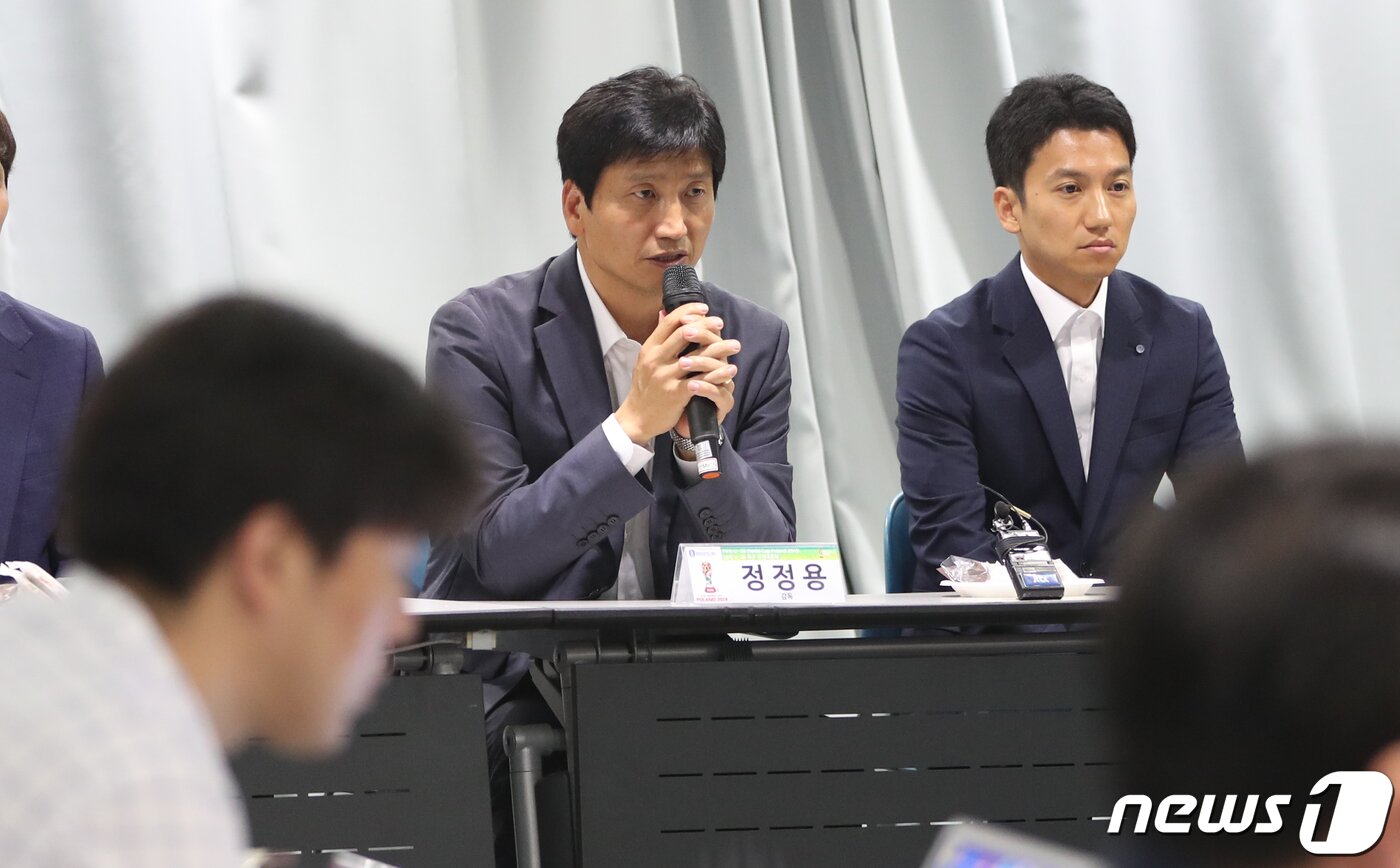 본문 이미지 - U-20 월드컵에서 한국 대표팀을 이끌고 준우승을 이룬 정정용 감독이 20일 서울 신문로 축구회관에서 열린 월드컵 결산 기자회견에서 취재진의 질문에 답하고 있다. 2019.6.20/뉴스1 ⓒ News1 허경 기자