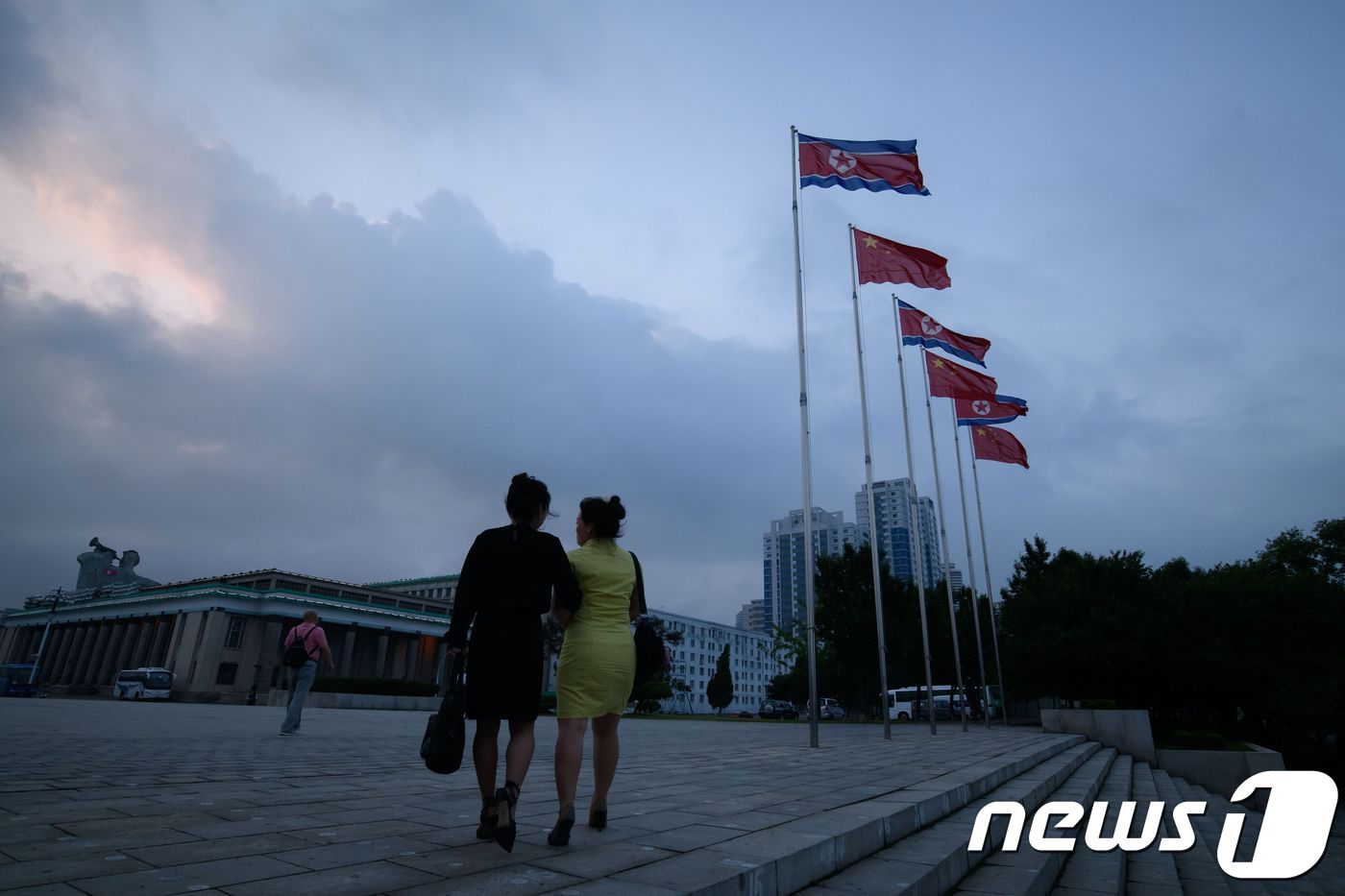 (평양 AFP=뉴스1) 우동명 기자 = 19일(현지시간) 시진핑 중국 국가주석의 방문을 앞두고 평양의 김일성 광장에서 북한과 중국의 국기가 휘날리는 모습이 보인다.ⓒ AFP=뉴스1 …