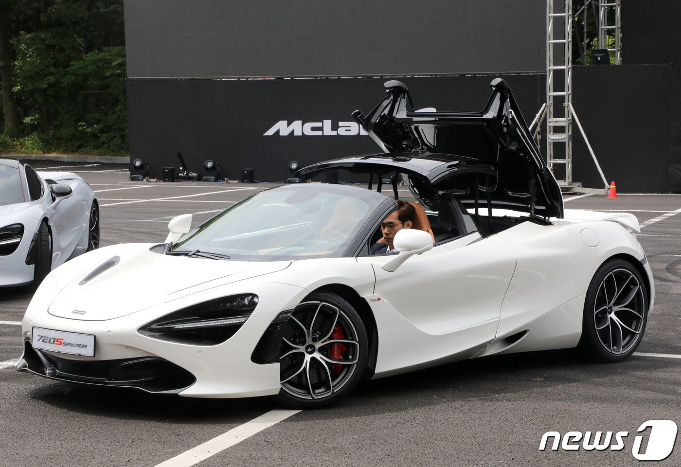 본문 이미지 - 슈퍼카 브랜드 맥라렌이 20일 경기도 과천 서울랜드 후문 주차장에서 컨버터블 슈퍼카 '맥라렌 720S 스파이더'를 공개하고 있다.. 2019.6.20/뉴스1 ⓒ News1 조태형 기자