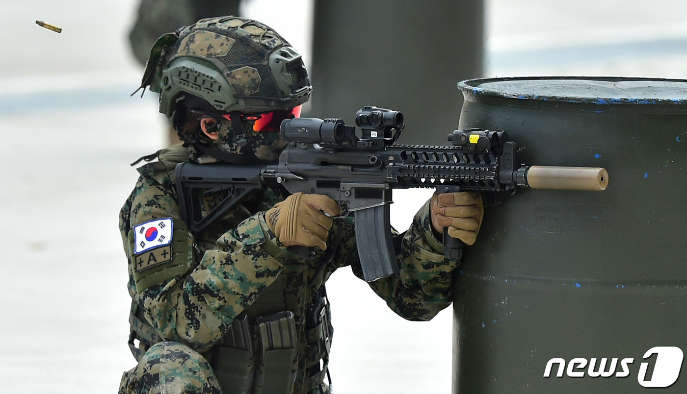 (인천=뉴스1) 정진욱 기자 = 20일 오전 인천 국제평화지원단 사격장에서 워리어플랫폼을 착용한 한빛부대 11진 장병들이 사격훈련을 선보이고 있다.워리어플랫폼이란 전투·방탄복, 방 …