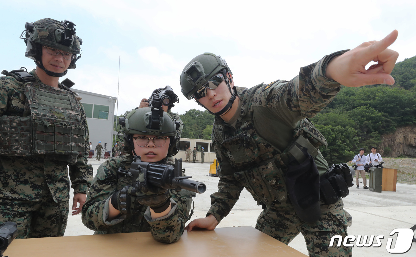 (인천=뉴스1) 정진욱 기자 = 20일 오전 인천 국제평화지원단 사격장에서 대학생들이 워리어플랫폼을 체험하고 있다. 워리어플랫폼이란 전투·방탄복, 방탄헬멧, 소총, 조준경 등 33 …
