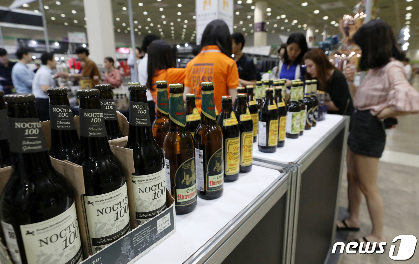 (서울=뉴스1) 안은나 기자 = 20일 오후 서울 강남구 코엑스에서 열린 2019 서울 국제주류 박람회에서 관람객들이 맥주를 시음하고 있다. 새로운 주류 트렌드를 제안하고 소비자에 …