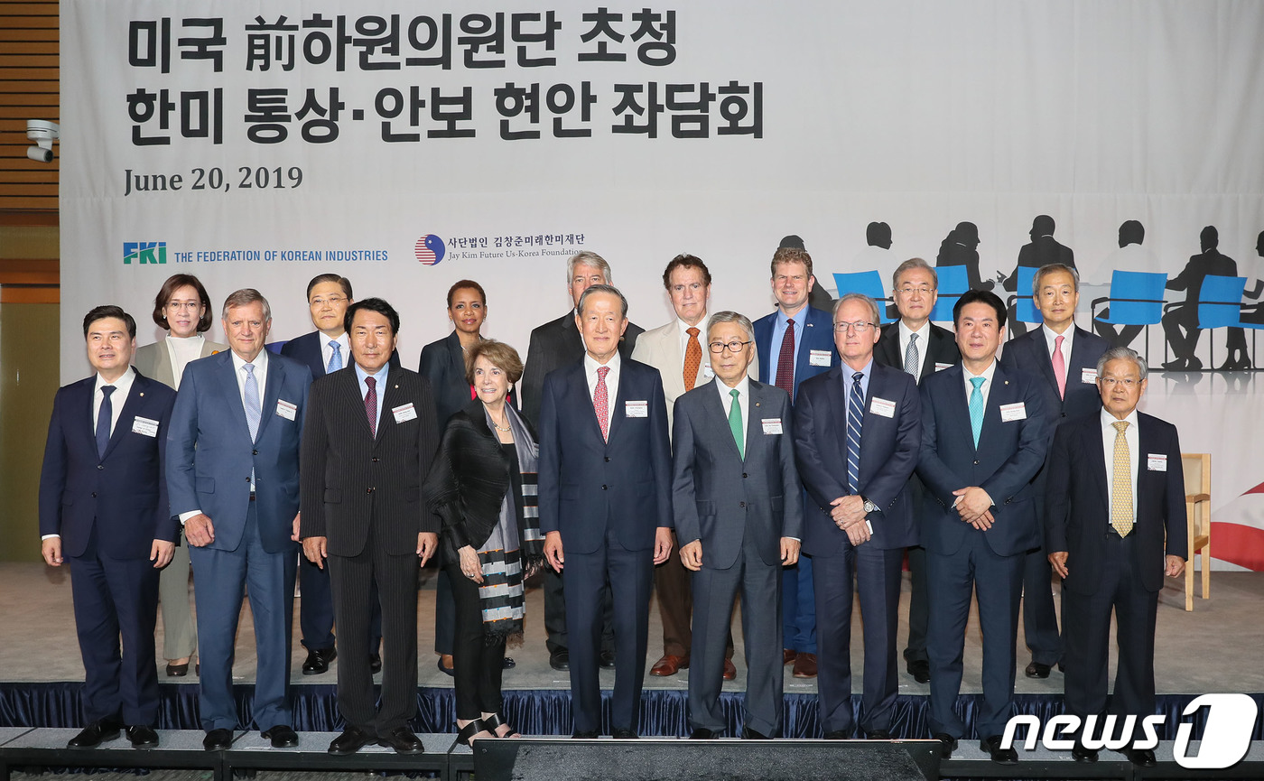 (서울=뉴스1) = 20일 서울 영등포구 전경련회관 컨퍼런스센터에서 열린 미국 전 하원의원단 초청 한미 통상 및 안보 현안 좌담회에서 허창수 전경련회장을 비롯한 참석자들이 기념촬영 …