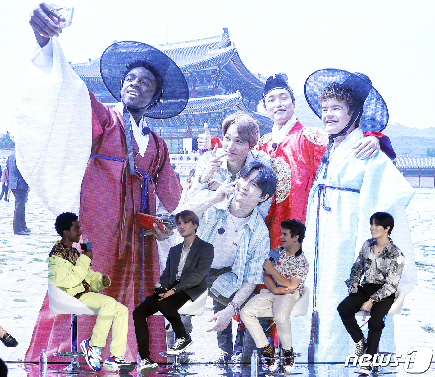 (서울=뉴스1) 권현진 기자 = 배우 케일럽 맥러플린(왼쪽부터), 카이, 게이튼 마타라조, 수호가 20일 오후 서울 영등포 타임스퀘어에서 열린 넷플릭스(Netflix)의 대표 인기 …