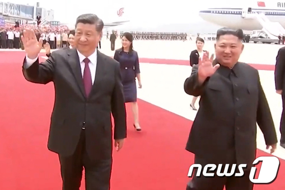 환영 인파에 인사하는 김정은-시진핑