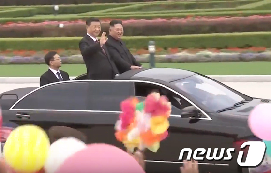 환호하는 평양시민에게 인사하는 시진핑 주석