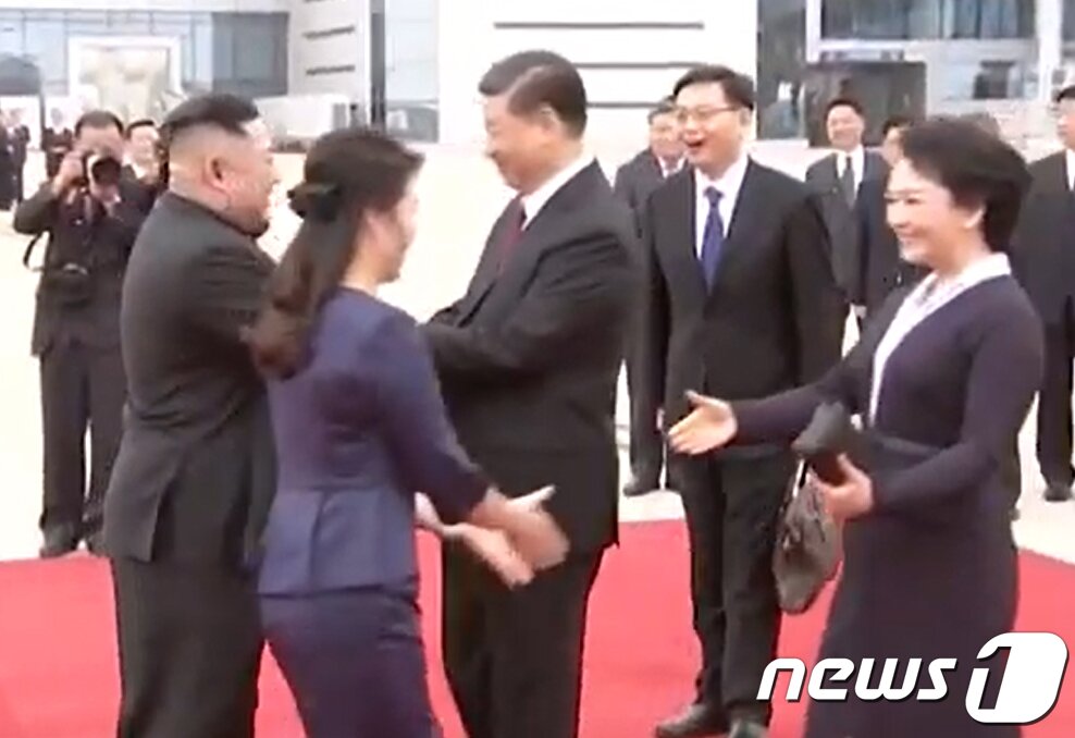 본문 이미지 - 시진핑(習近平) 중국 국가주석과 부인 펑리위안 여사가 20일 평양 순안공항(평양국제비행장)에 도착해 김정은 북한 국무위원장과 부인 리설주 여사의 영접을 받고 있다. (CCTV화면 캡쳐)2019.6.20 ⓒ 뉴스1