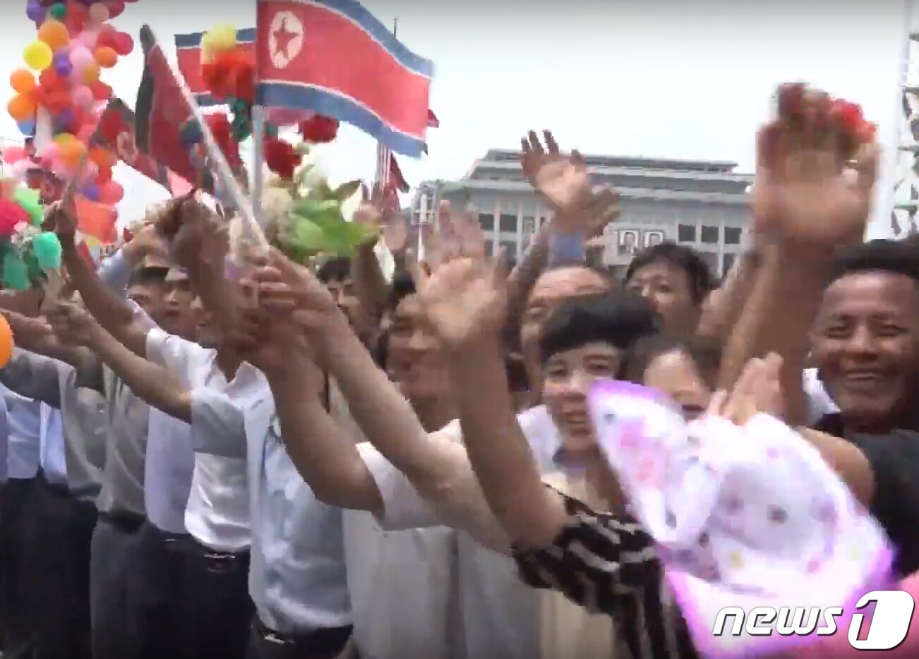 본문 이미지 - 평양 시민들이 20일 국빈 방문한 시진핑 중국 국가주석을 향해 환호하고 있다.(CCTV 화면 캡쳐)2019.6.20/뉴스1