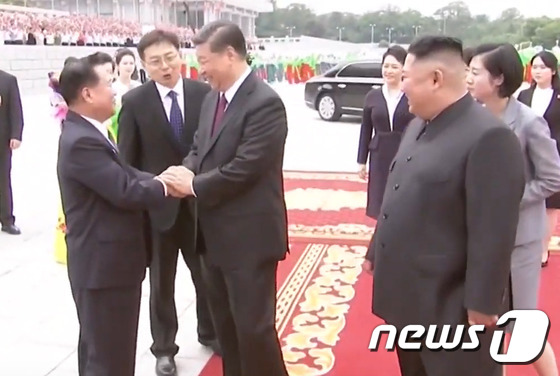 최룡해 제1부위원장과 인사하는 시진핑 주석