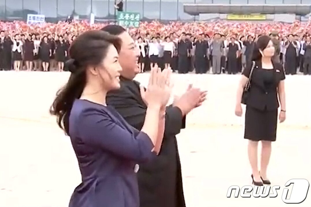 본문 이미지 - 김정은 북한 국무위원장과 부인 리설주 여사가 시진핑 중국 국가주석과 부인 펑리위안 여사를 향해 박수치고 있다. (CCTV화면 캡쳐)2019.6.20/뉴스1