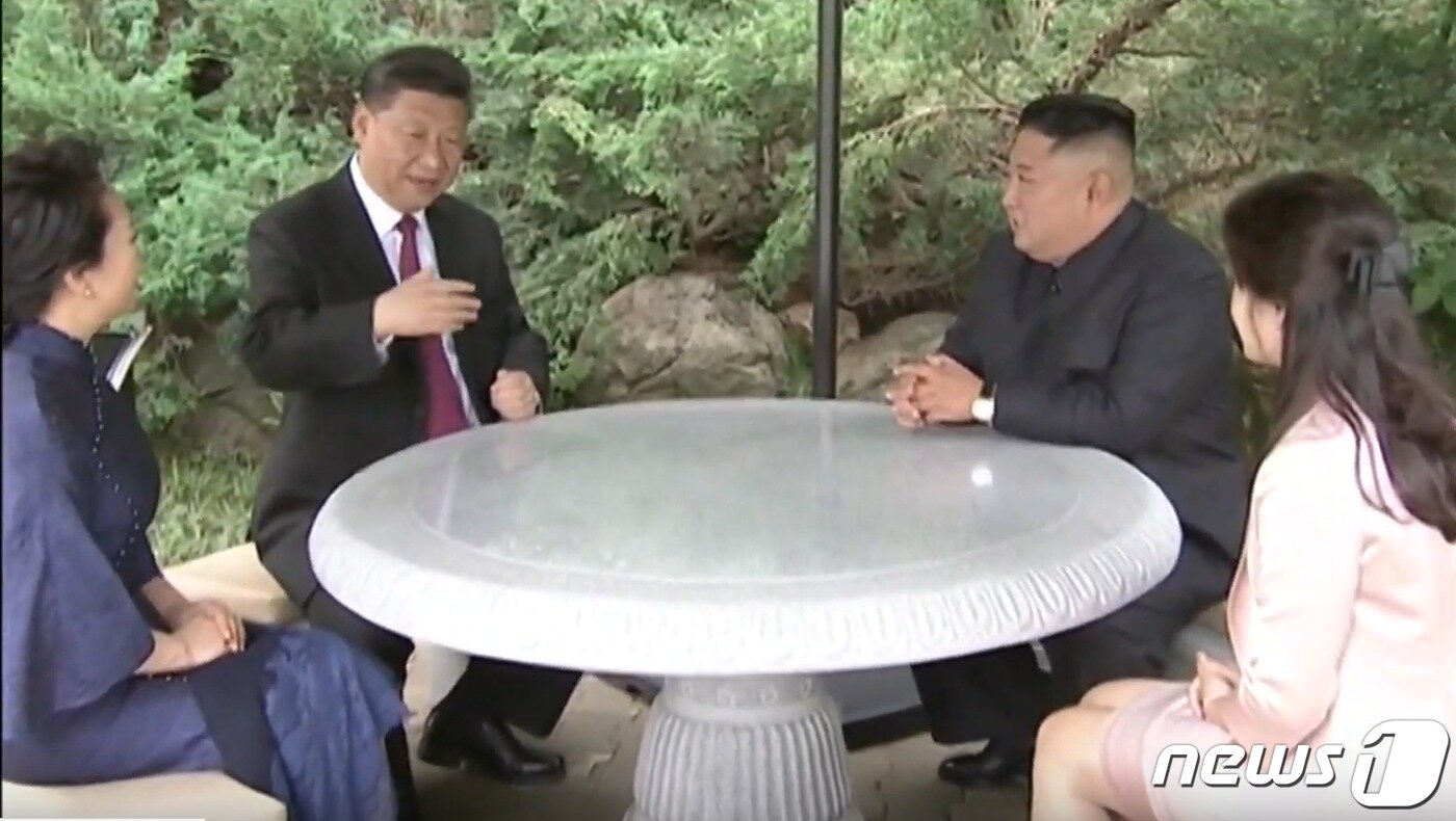 본문 이미지 - 시진핑 중국 국가주석이 지난 2019년 방북 때 김정은 북한 노동당 총비서와 평양 금수산영빈관을 산책하고 있다.(CCTV 캡쳐) 2019.6.21 ⓒ 뉴스1