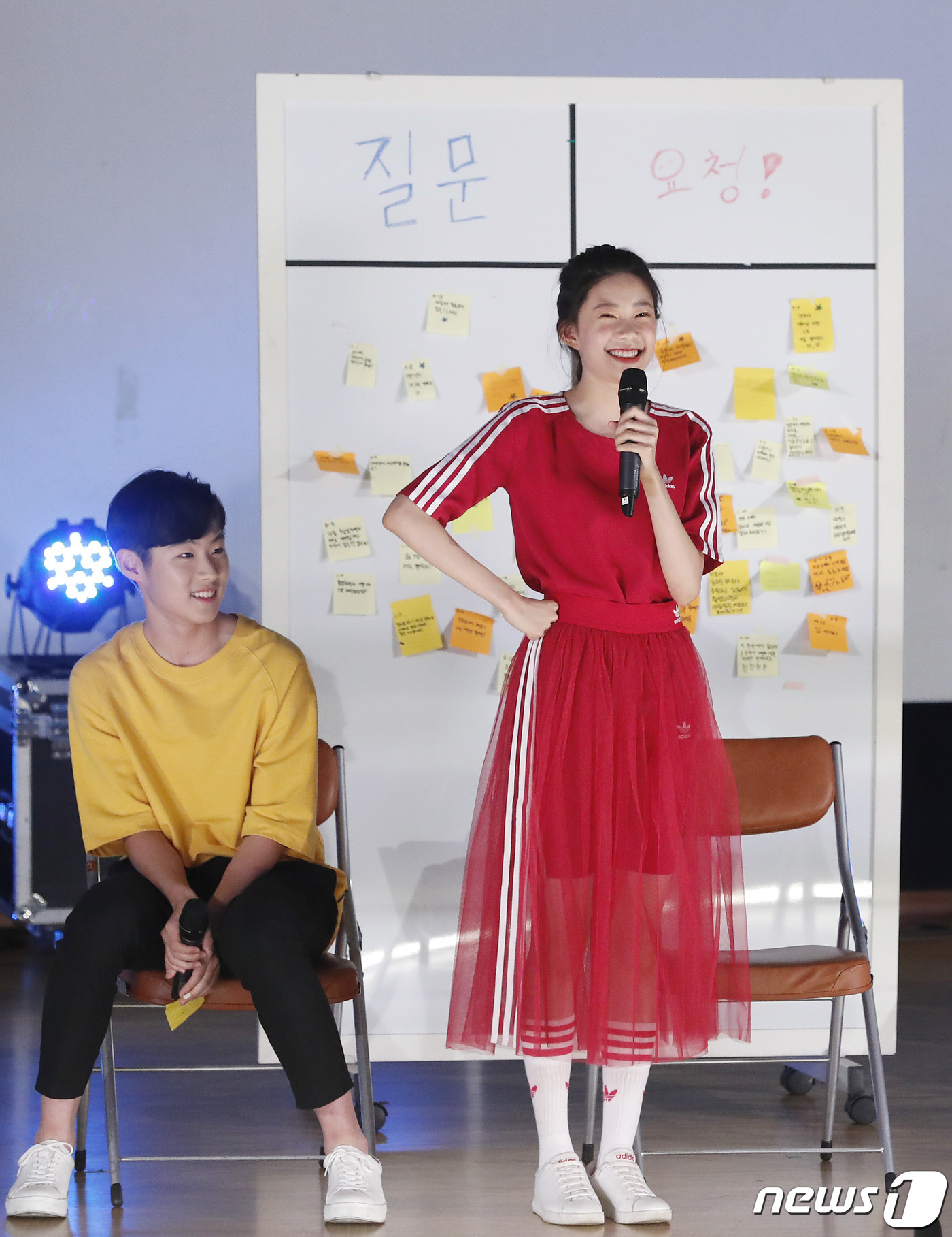 (인천=뉴스1) 권현진 기자 = 배우 최정은(오른쪽)이 22일 오후 인천 재능대학교 대강당에서 열린 JEI재능TV 초관심드라마 '댄스넘버피프틴(Dance No.15)‘(연출 지민욱 …