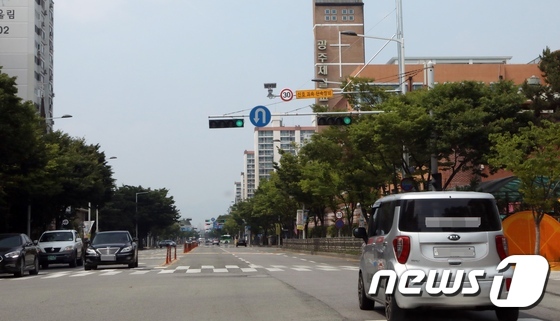 서부경찰서 앞 사거리에 설치된 30km 신호·과속 단속 카메라.© 뉴스1DB