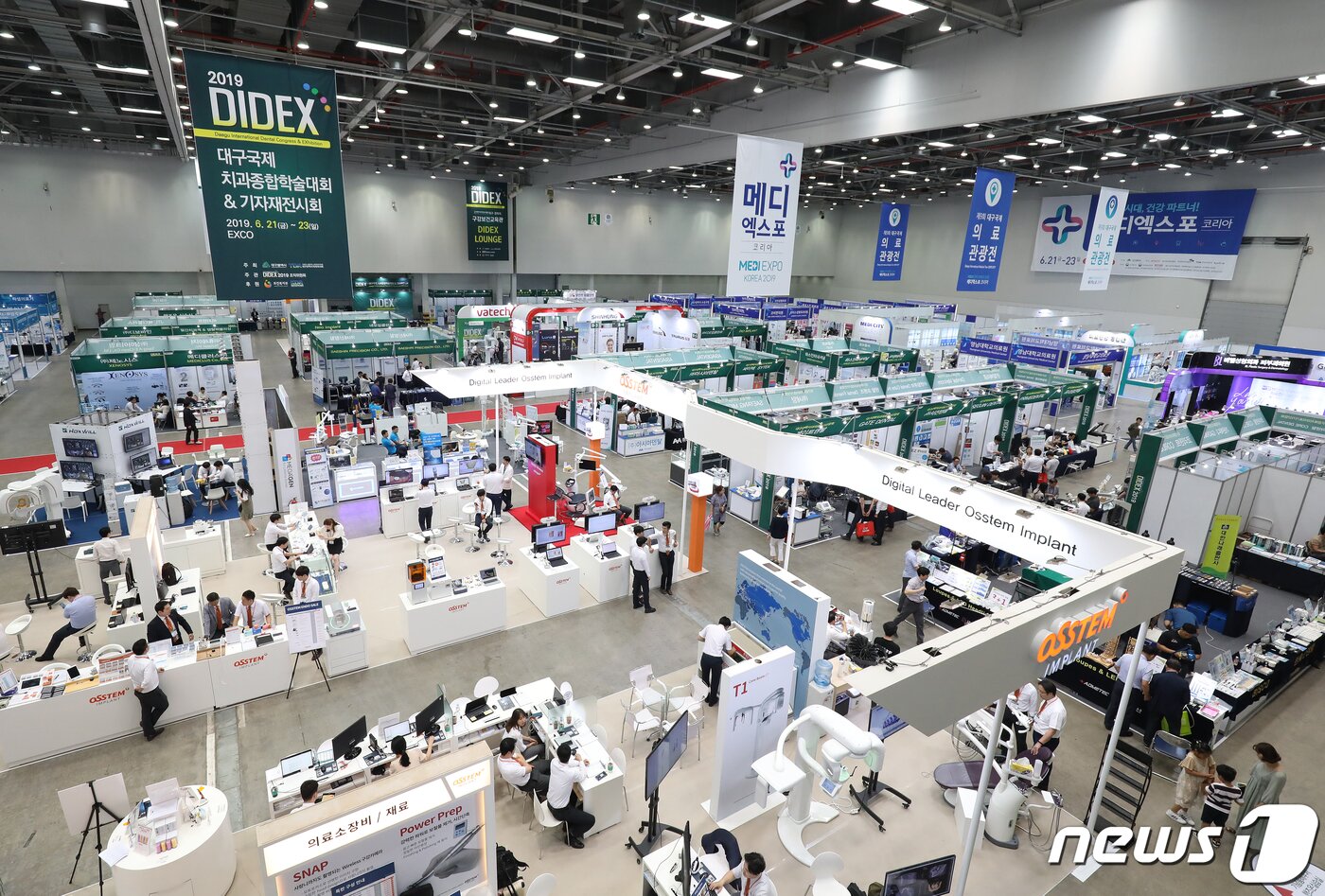 본문 이미지 - 23일 대구 북구 산격동 엑스코에서 열린 보건의료산업 전시회 &#39;2019 메디엑스포 코리아&#39;를 찾은 관람객들이 이 전시부스를 둘러보고 있다. 2019.6.23/뉴스1 ⓒ News1 공정식 기자