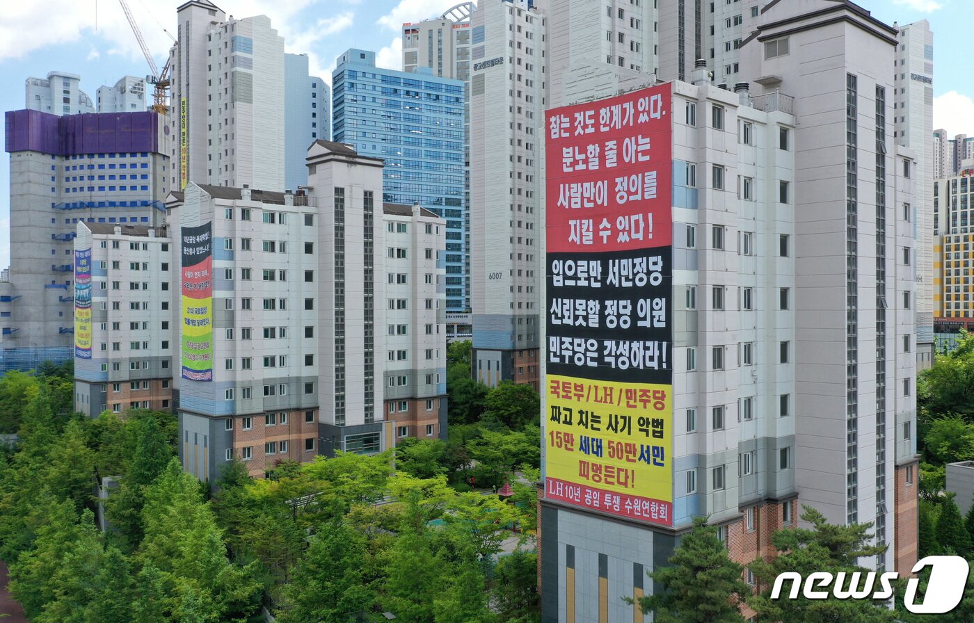 본문 이미지 - 지난해 6월23일 오는 2023년 분양 전환을 앞둔 수원 광교신도시 공공임대 아파트에 분양전환 관련 플래카드가 붙어 있다. 2019.6.23/뉴스1 ⓒ News1 조태형 기자