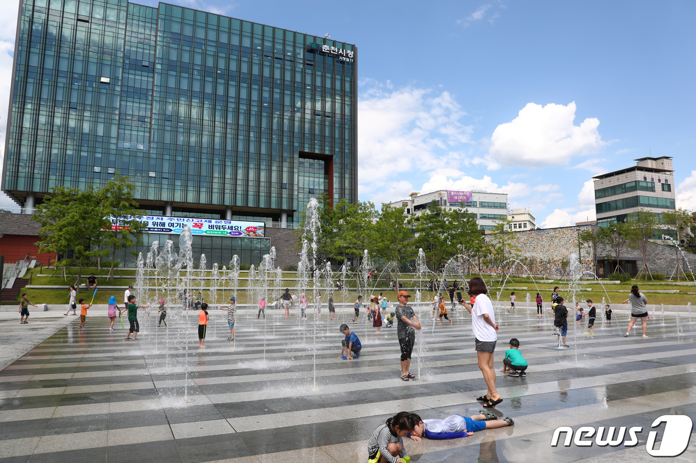 (춘천=뉴스1) 이찬우 기자 = 초여름 날씨를 보인 23일 강원 춘천시청 광장에서 어린이들이 분수를 맞으며 물놀이를 즐기고 있다.2019.6.23/뉴스1