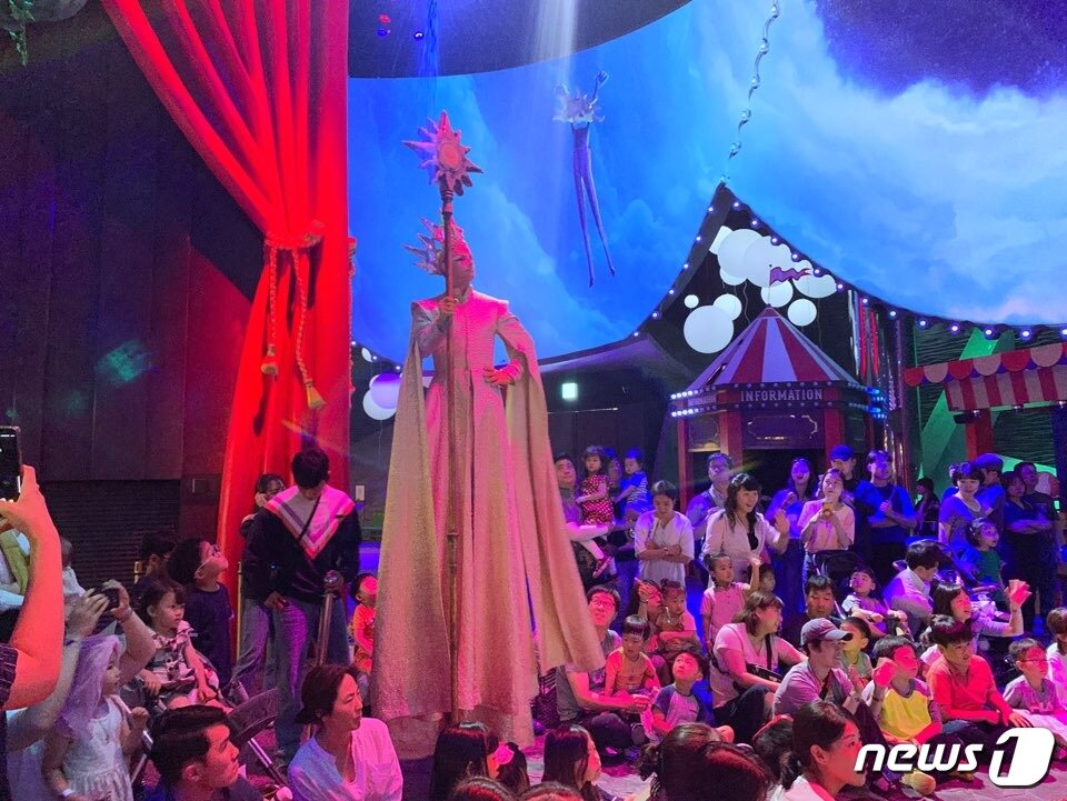 본문 이미지 - 루나 카니발에서 거인 복장을 한 공연단의 모습ⓒ 뉴스1 