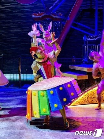본문 이미지 - 화려한 의상을 입은 공연단이 춤을 선보이고 있다ⓒ 뉴스1