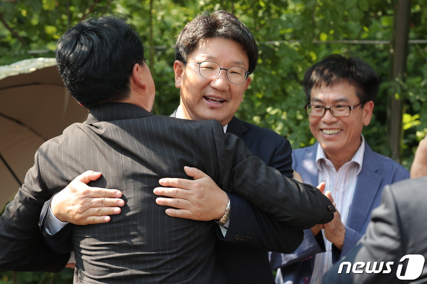 본문 이미지 - '강원랜드 채용 비리' 의혹을 받고 있는 권성동 자유한국당 의원이 24일 오후 서울 서초구 서울중앙지법에서 열린 선고공판에서 무죄를 선고 받은후 법정을 나서며 장제원 의원과 포옹하고 있다. 법원은 권 의원에게 채용 청탁을 받았다는 최흥집 전 강원랜드 사장 진술의 신빙성이 낮다고 판단했다. 2019.6.24/뉴스1 ⓒ News1 이재명 기자
