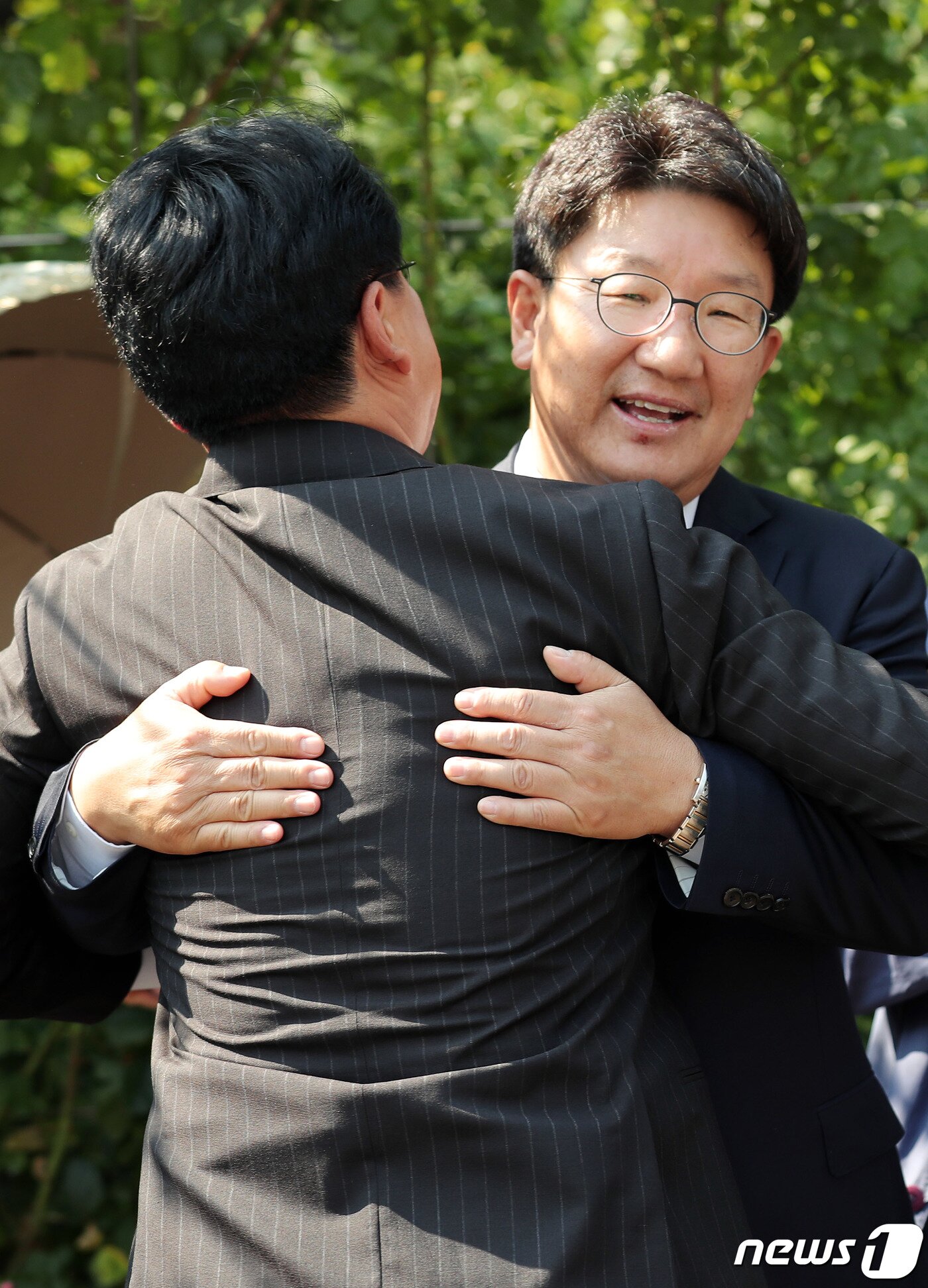 본문 이미지 - '강원랜드 채용 비리' 의혹을 받고 있는 권성동 자유한국당 의원이 24일 오후 서울 서초구 서울중앙지법에서 열린 선고공판에서 무죄를 선고 받은후 법정을 나서며 장제원 의원과 포옹하고 있다. 법원은 권 의원에게 채용 청탁을 받았다는 최흥집 전 강원랜드 사장 진술의 신빙성이 낮다고 판단했다. 2019.6.24/뉴스1 ⓒ News1 이재명 기자