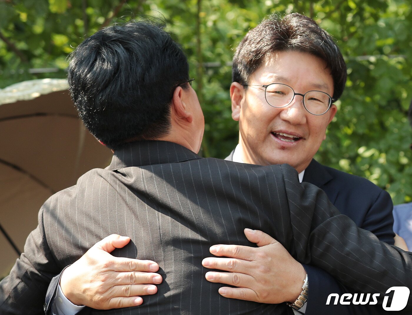 본문 이미지 - '강원랜드 채용 비리' 의혹을 받고 있는 권성동 자유한국당 의원이 24일 오후 서울 서초구 서울중앙지법에서 열린 선고공판에서 무죄를 선고 받은후 법정을 나서며 장제원 의원과 포옹하고 있다. 2019.6.24/뉴스1 ⓒ News1 이재명 기자