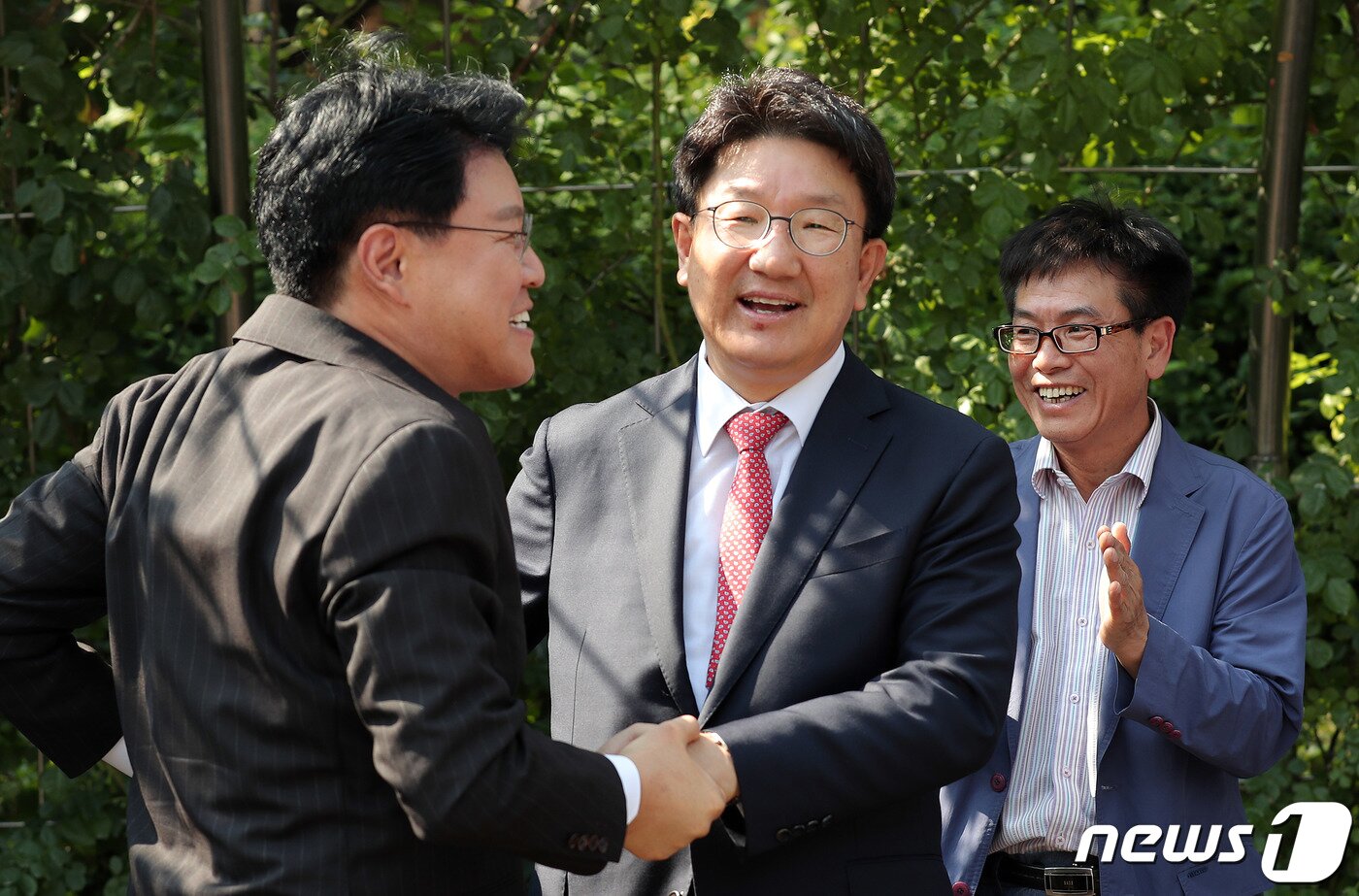 본문 이미지 - '강원랜드 채용 비리' 의혹을 받고 있는 권성동 자유한국당 의원이 24일 오후 서울 서초구 서울중앙지법에서 열린 선고공판에서 무죄를 선고 받은후 법정을 나서며 장제원 의원과 포옹하고 있다.. 2019.6.24/뉴스1 ⓒ News1 이재명 기자