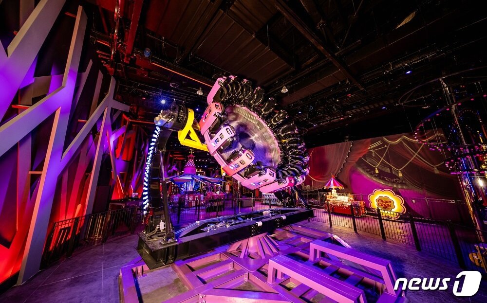 본문 이미지 - 360도 자유자재로 돌아가는 메가믹스. 어린이는 탑승할 수 없다. 파라다이스시티 제공