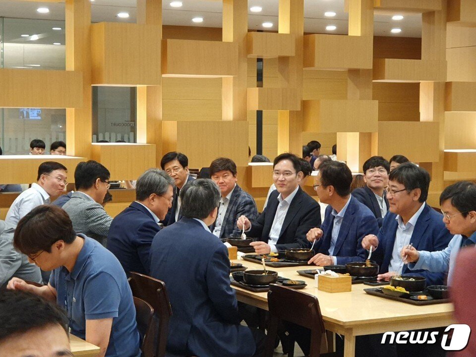 본문 이미지 - 이재용 삼성전자 부회장이 지난 24일 서울 강동구 삼성물산 사옥을 찾아 주요 임직원들과 회동한 뒤 구내식당에서 식사를 하고 있는 모습.(사진=삼성물산 블라인드 캡처) ⓒ 뉴스1