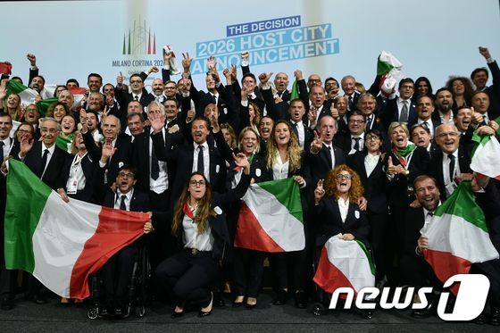 이탈리아의 밀라노-코르티나 담페초가 2026년 동계올림픽 개최지로 선정됐다. © AFP=뉴스1