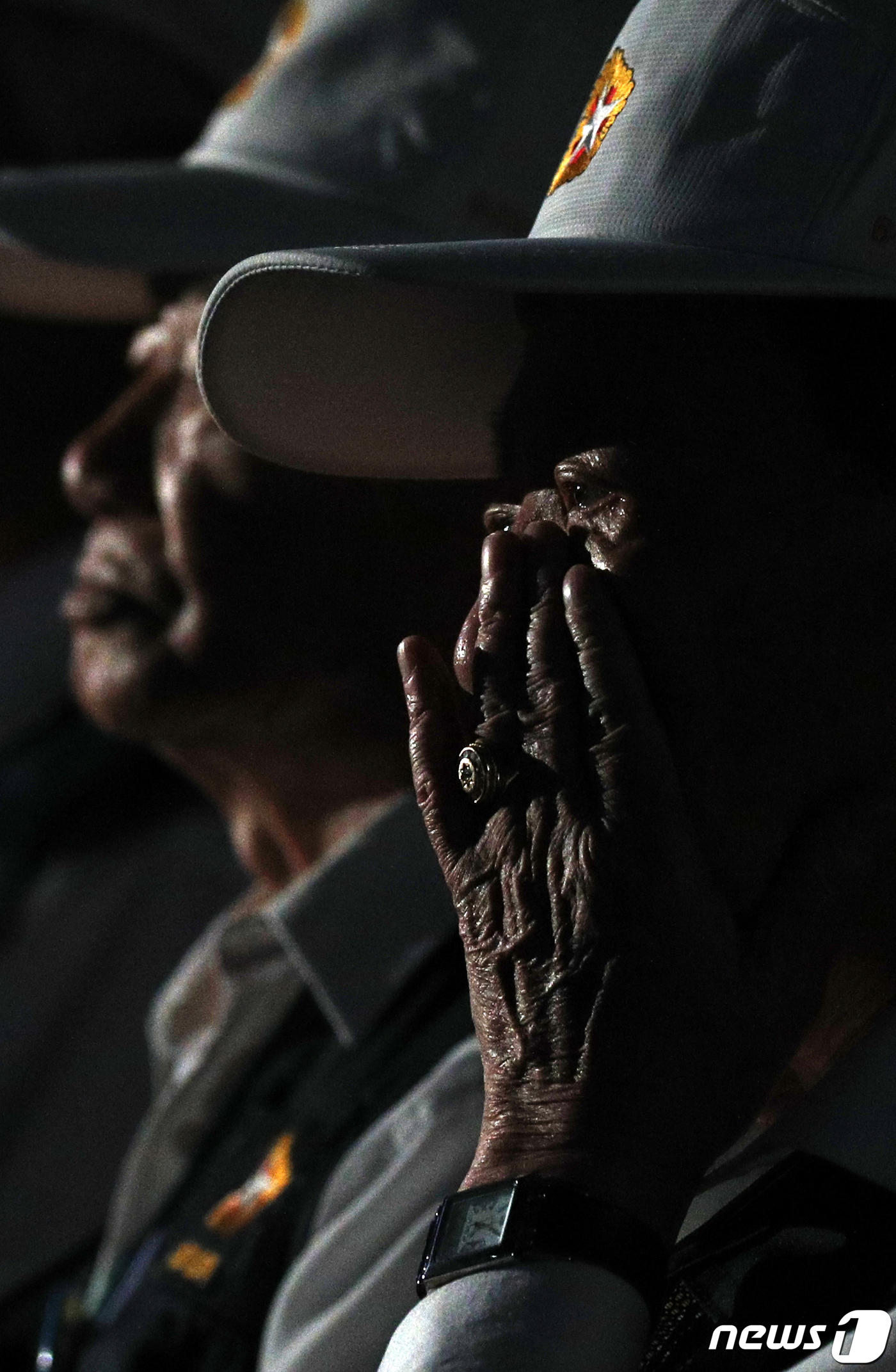 (서울=뉴스1) 안은나 기자 = 25일 오전 서울 중구 장충체육관에서 열린 6·25전쟁 제69주년 행사에서 6.25 국가유공자가 기념영상을 보며 눈물을 흘리고 있다. 2019.6. …