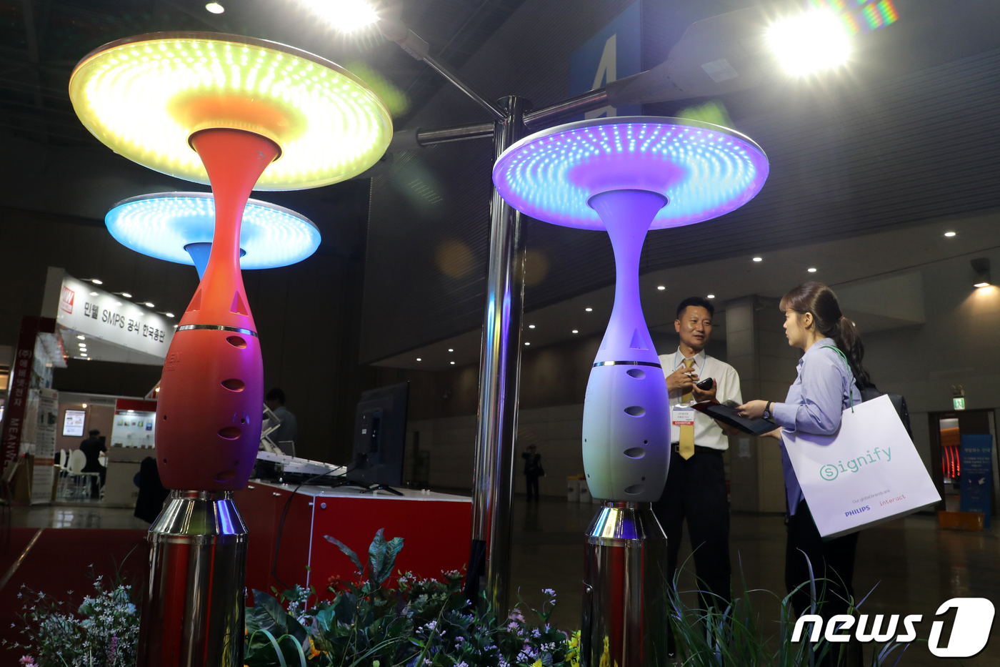 (고양=뉴스1) 황기선 기자 = 25일 고양 일산서구 킨텍스에서 열린 '국제광융합엑스포'에서 관람객들이 전시품을 살펴보고 있다.국내 최대 규모의 발광다이오드(LED), 유기발광다이 …