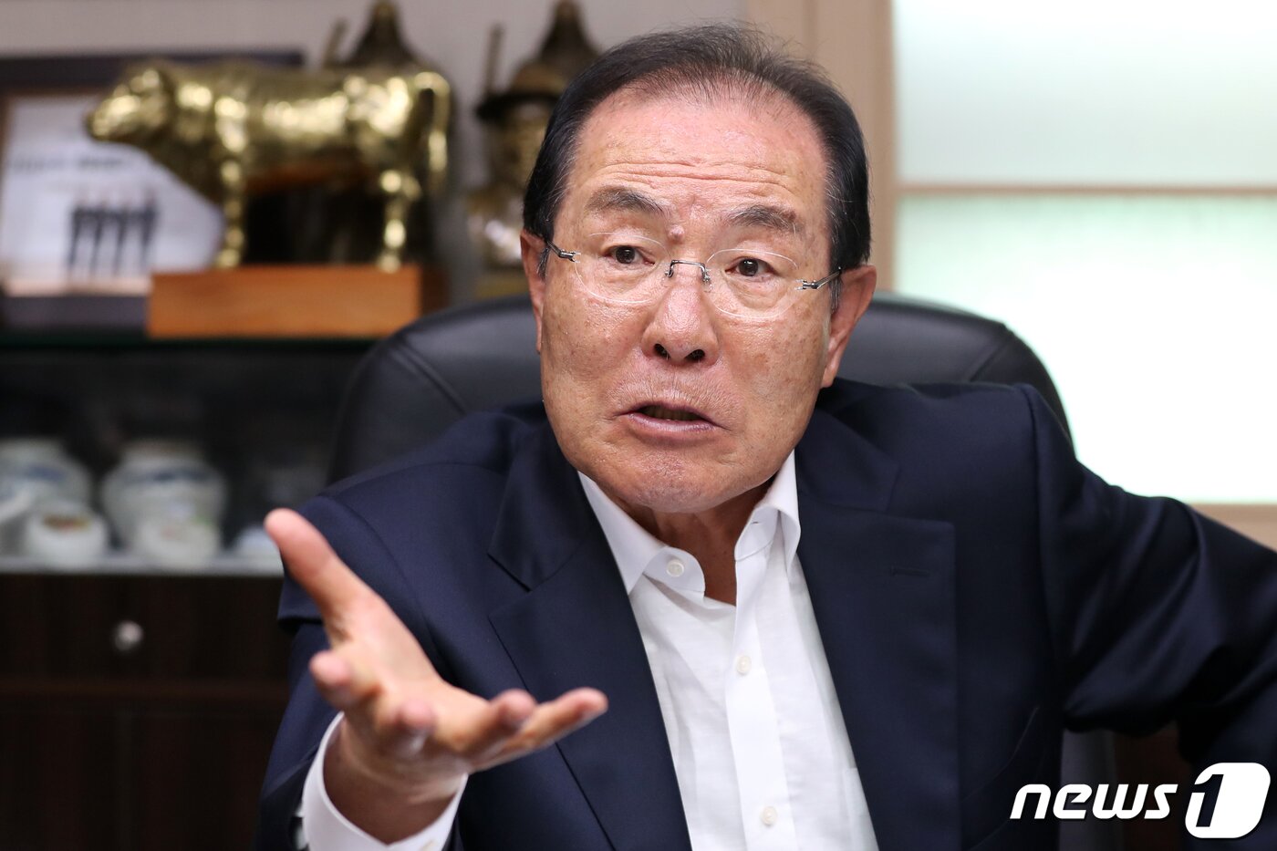 본문 이미지 - 윤동한 한국콜마 회장이 지난 8일 서울 서초구 한국콜마에서 뉴스1과 인터뷰를 하고 있다. 2019.7.08/뉴스1 ⓒ News1 민경석 기자