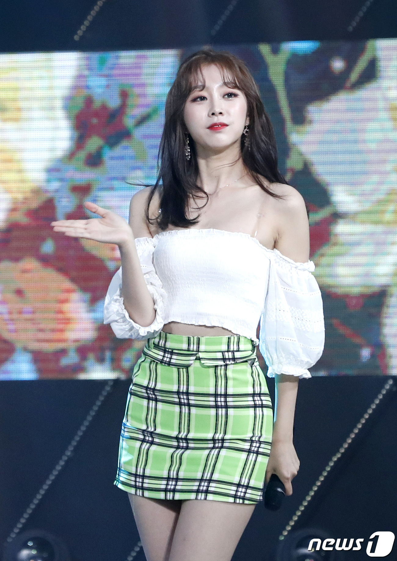 (서울=뉴스1) 권현진 기자 = 러블리즈 서지수가 25일 오후 서울 마포구 상암동 프리즘타워에서 열린 SBS MTV '더쇼'에 출연해 화려한 공연을 선보이고 있다. 2019.6.2 …