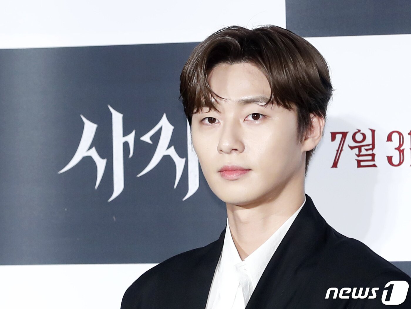본문 이미지 - 배우 박서준이 26일 오전 서울 건대 롯데시네마에서 열린 영화 ‘사자’ 제작보고회에 참석해 매력을 발산하고 있다. '사자'는 격투기 챔피언 용후(박서준)가 구마 사제 안신부(안성기)를 만나 세상을 혼란에 빠뜨린 강력한 악(惡)에 맞서는 이야기를 그린 작품이다. 2019.6.26/뉴스1 ⓒ News1 권현진 기자