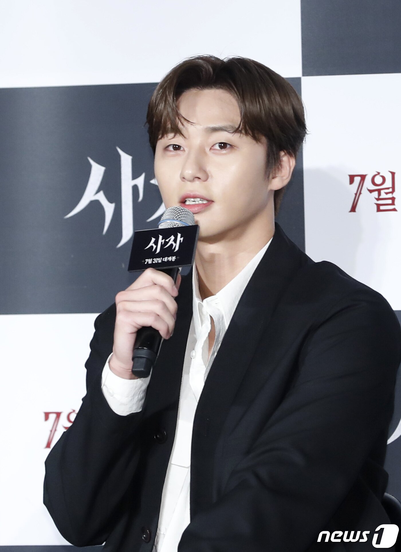 본문 이미지 - 배우 박서준이 26일 오전 서울 건대 롯데시네마에서 열린 영화 ‘사자’ 제작보고회에 참석해 인사말을 하고 있다. '사자'는 격투기 챔피언 용후(박서준)가 구마 사제 안신부(안성기)를 만나 세상을 혼란에 빠뜨린 강력한 악(惡)에 맞서는 이야기를 그린 작품이다. 2019.6.26/뉴스1 ⓒ News1 권현진 기자
