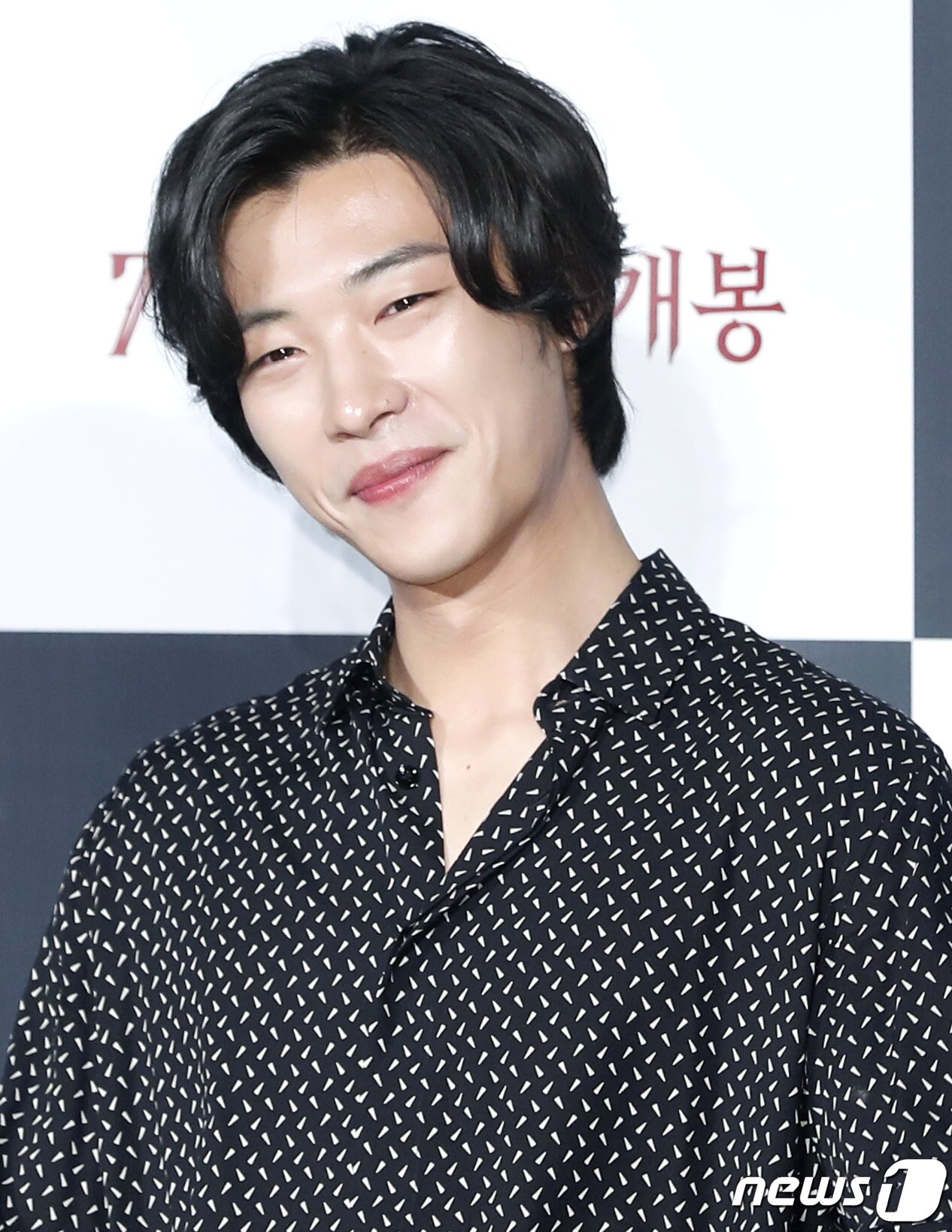 본문 이미지 - 배우 우도환이 26일 오전 서울 건대 롯데시네마에서 열린 영화 ‘사자’ 제작보고회에 참석해 옅은 미소를 짓고 있다. '사자'는 격투기 챔피언 용후(박서준)가 구마 사제 안신부(안성기)를 만나 세상을 혼란에 빠뜨린 강력한 악(惡)에 맞서는 이야기를 그린 작품이다. 2019.6.26/뉴스1 ⓒ News1 권현진 기자