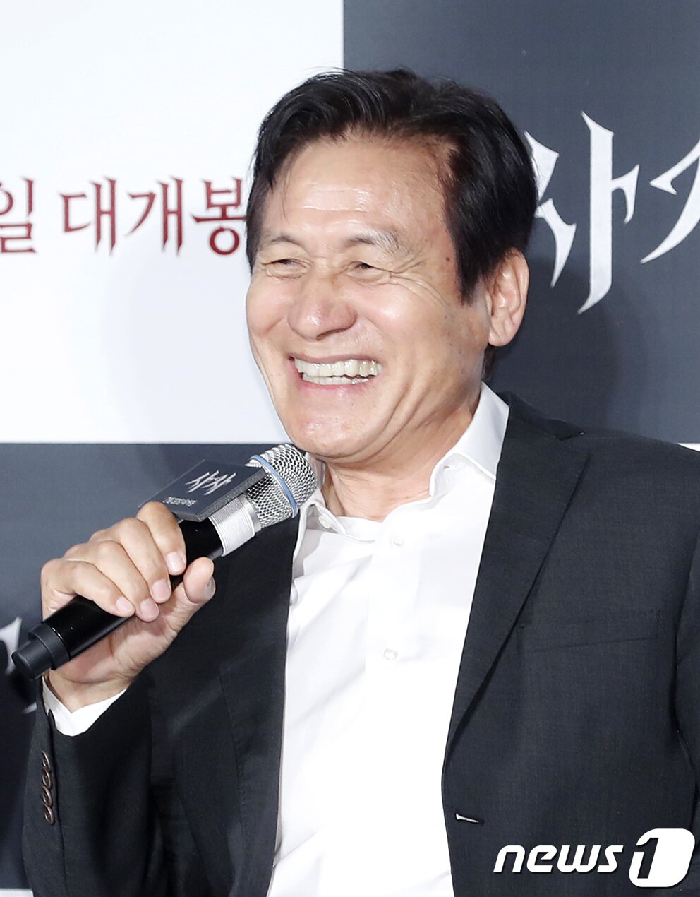 본문 이미지 - 배우 안성기가 26일 오전 서울 건대 롯데시네마에서 열린 영화 ‘사자’ 제작보고회에 참석해 인사말을 하고 있다. '사자'는 격투기 챔피언 용후(박서준)가 구마 사제 안신부(안성기)를 만나 세상을 혼란에 빠뜨린 강력한 악(惡)에 맞서는 이야기를 그린 작품이다. 2019.6.26/뉴스1 ⓒ News1 권현진 기자