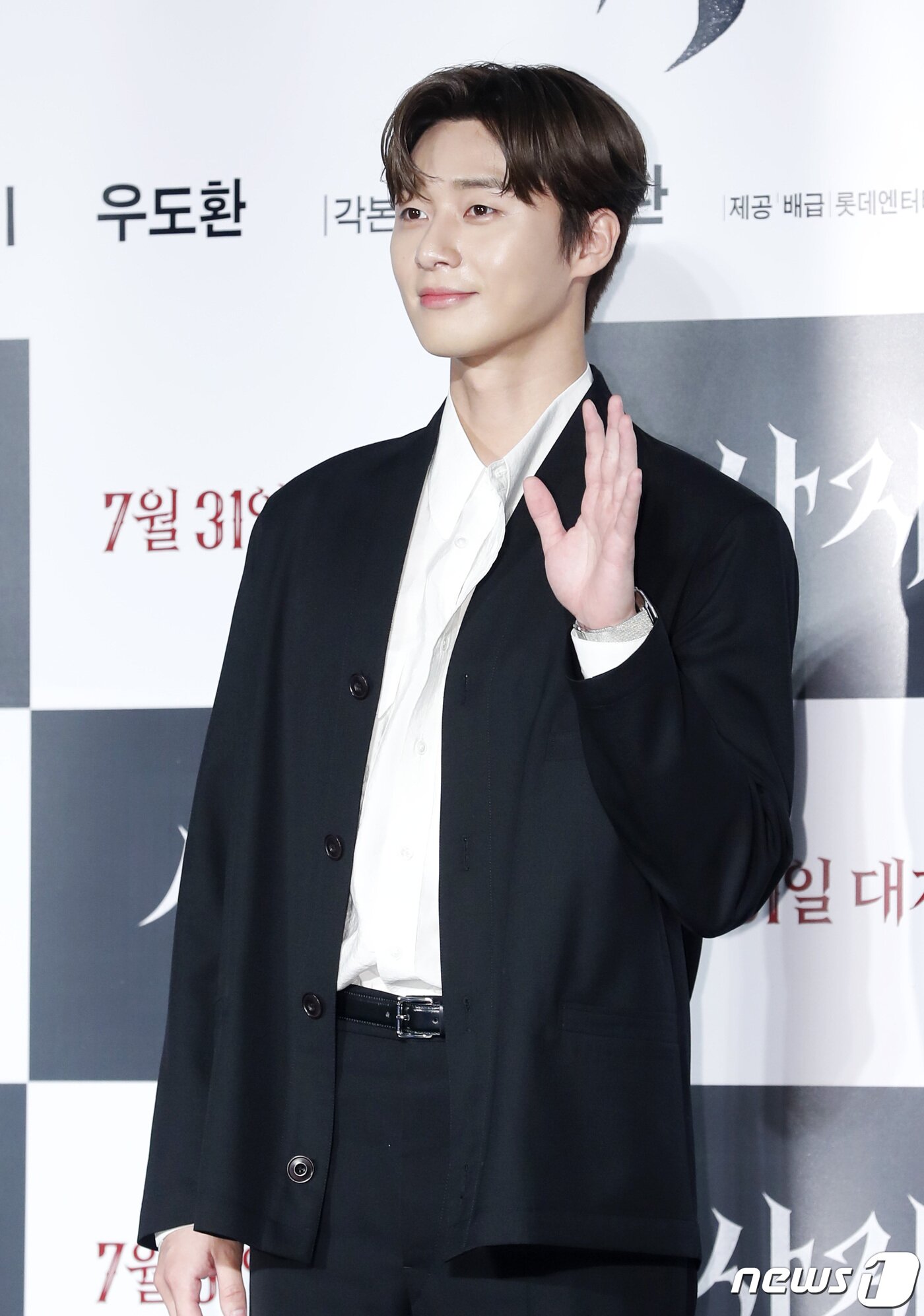 본문 이미지 - 배우 박서준이 26일 오전 서울 건대 롯데시네마에서 열린 영화 ‘사자’ 제작보고회에 참석해 미소를 짓고 있다. '사자'는 격투기 챔피언 용후(박서준)가 구마 사제 안신부(안성기)를 만나 세상을 혼란에 빠뜨린 강력한 악(惡)에 맞서는 이야기를 그린 작품이다. 2019.6.26/뉴스1 ⓒ News1 권현진 기자
