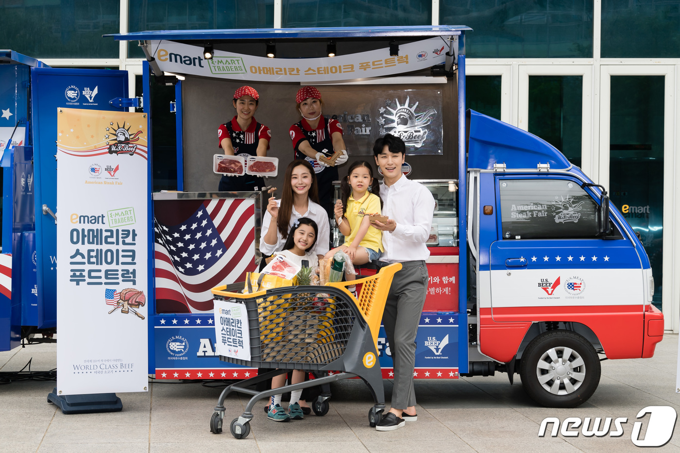(서울=뉴스1) = 26일 오전 서울 성동구 이마트 성수점에서 모델들이 미국육류수출협회가 마련한 푸드트럭을 소개하고 있다.아메리칸 스테이크 푸드트럭은 오는 27일 이마트 트레이더스 …