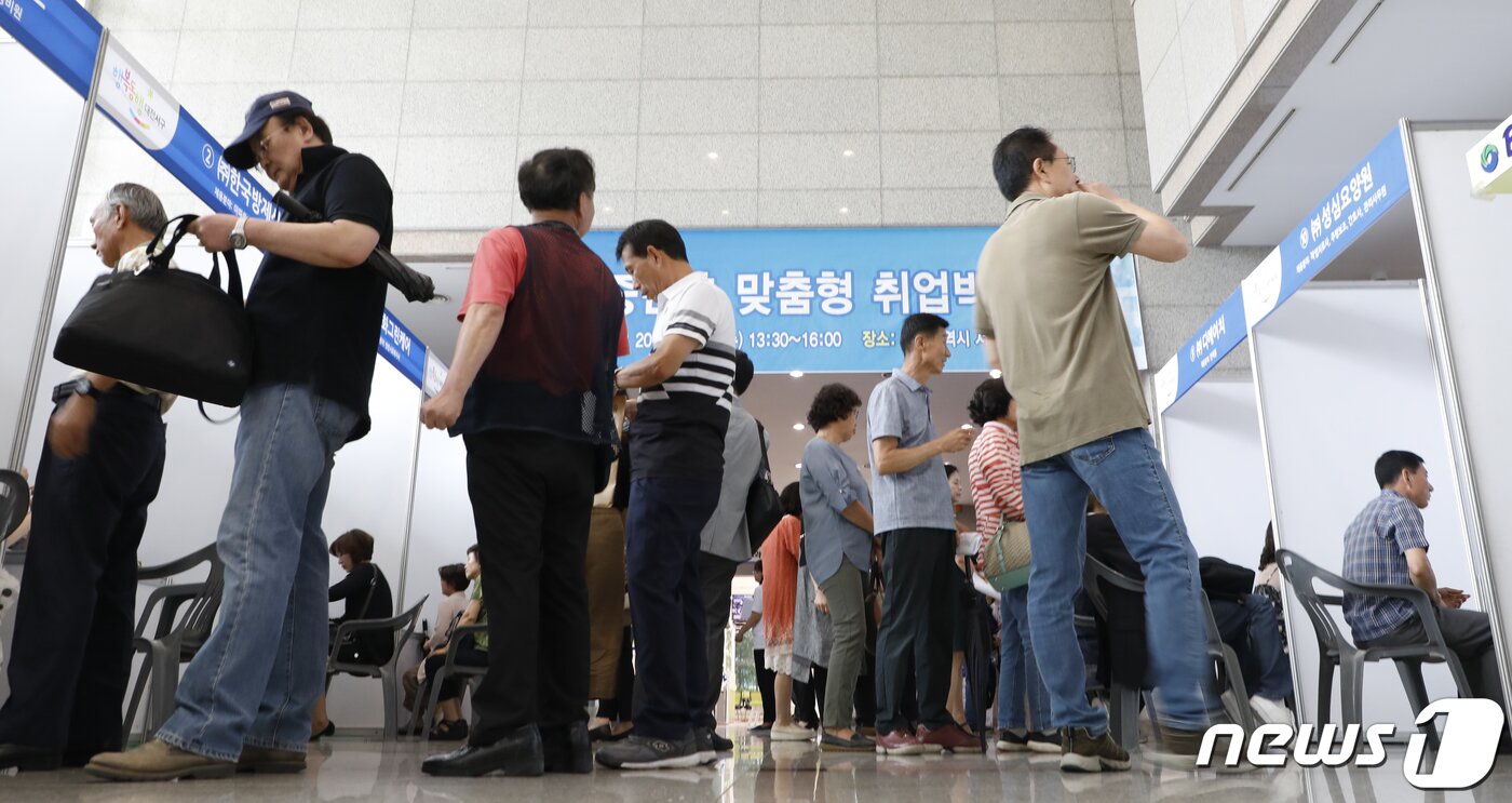 본문 이미지 - 중년 맞춤형 취업박람회를 찾은 구직자들이 취업상담을 받기 위해 줄을 서고 있다. 2019.6.26/뉴스1 ⓒ News1 주기철 기자