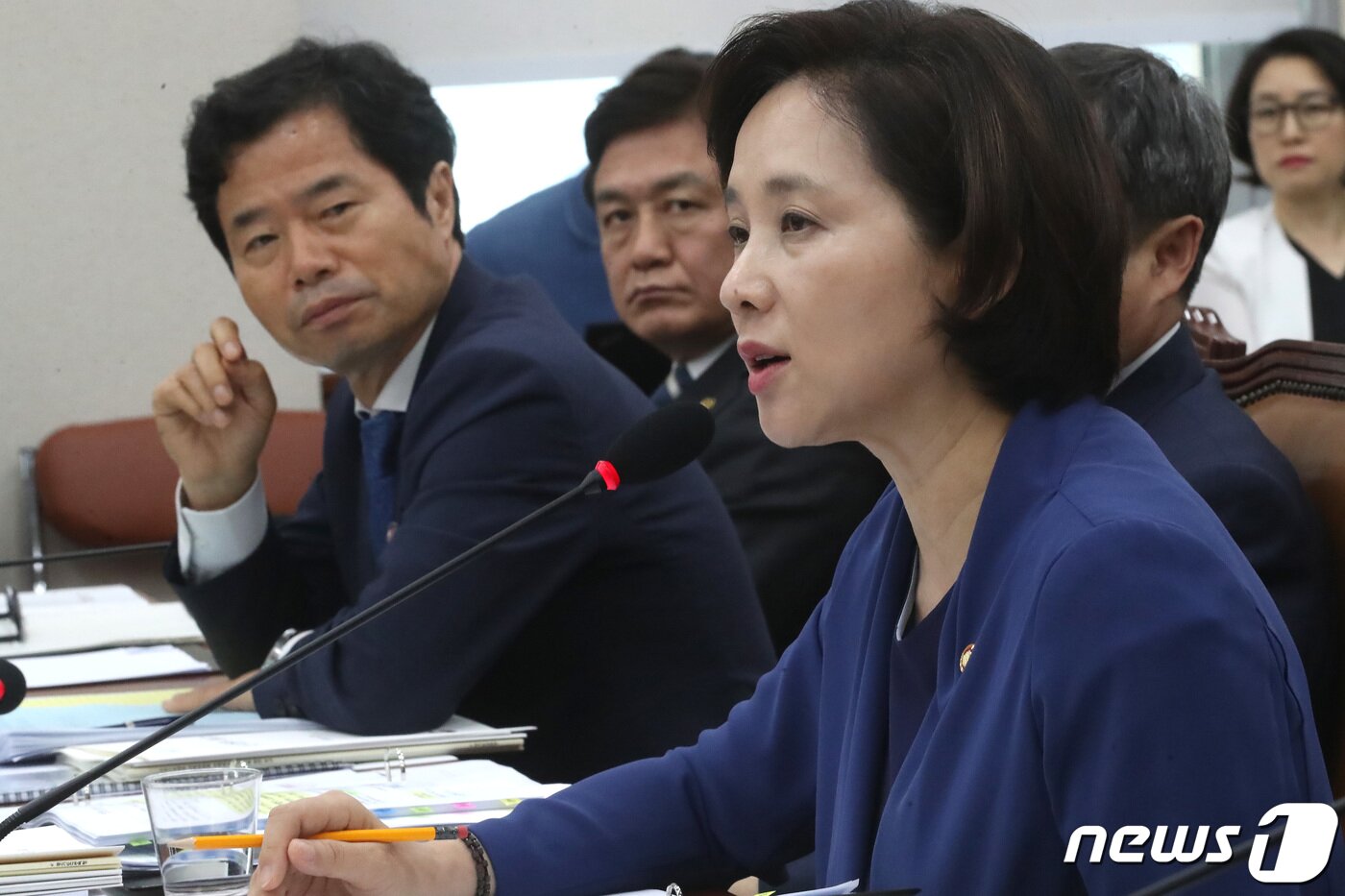 본문 이미지 - 김승환 전북교육감이 지난달 26일 오후 서울 여의도 국회에서 열린 교육위원회 전체회의에서 유은혜 교육부 장관을 바라보고 있다. /뉴스1 ⓒ News1 임세영 기자