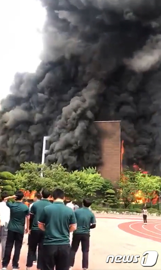 서울 은평구 은명초 화재 진화..학생 117명 안전대피