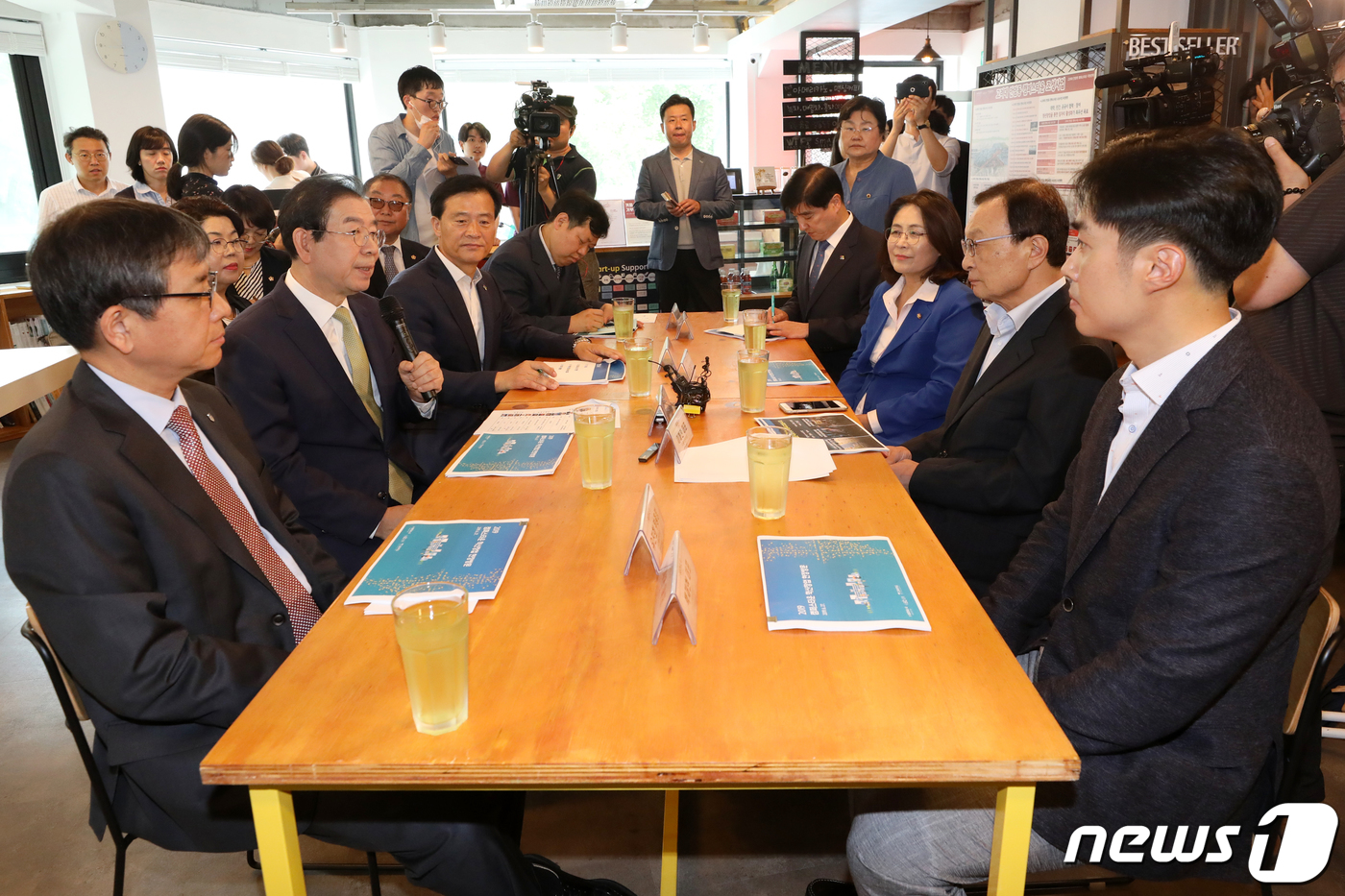 (서울=뉴스1) 안은나 기자 = 박원순 서울시장이 27일 오전 서울 성북구 고려대학교 캠퍼스타운 창업카페를 찾아 인사말을 하고 있다. '캠퍼스타운'은 대학의 인적·물적 자원을 활용 …