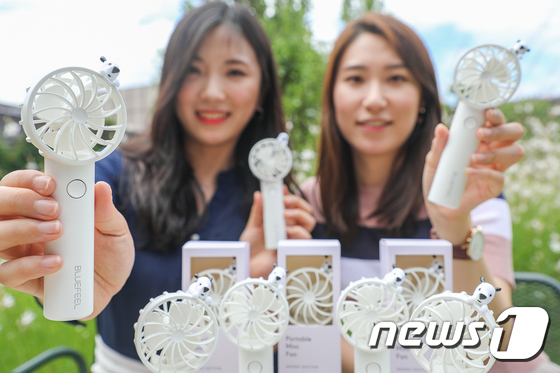 현대백화점 '손 선풍기 드려요'