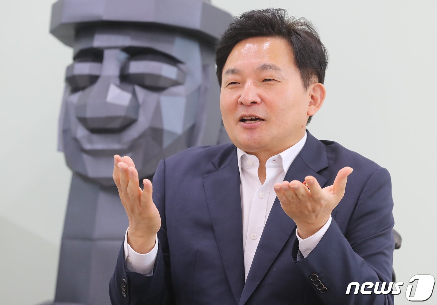본문 이미지 - 원희룡 제주지사가 28일 제주시 연동 제주도청 집무실에서 뉴스1과 민선 7기 1주년 인터뷰를 하고 있다.2019.6.28/뉴스1 ⓒ News1 이석형 기자