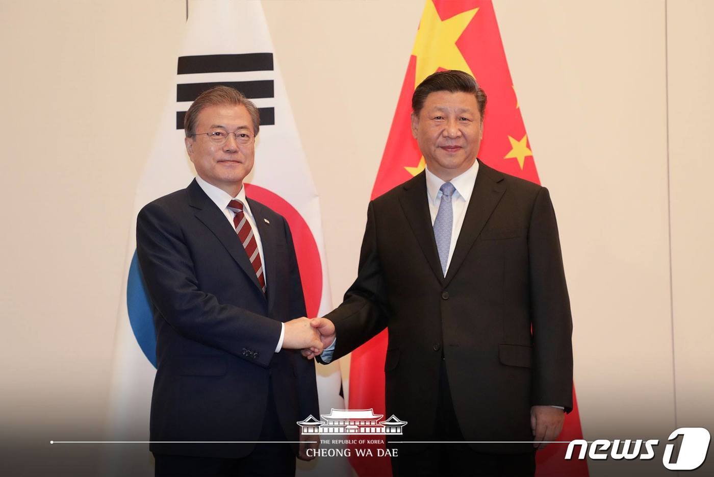 본문 이미지 - 문재인 대통령이 27일 일본 오사카 웨스틴 호텔에서 시진핑 중국 국가주석과 정상회담에 앞서 악수하고 있다. (청와대 페이스북) 2019.6.27/뉴스1