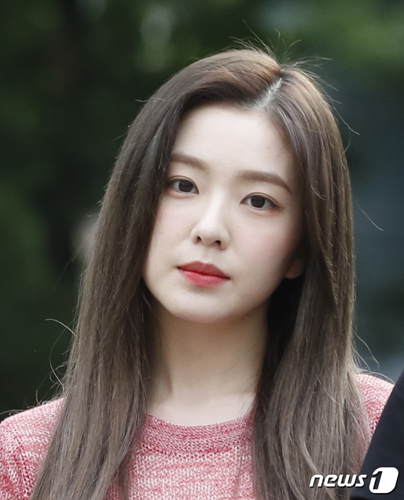 (서울=뉴스1) 권현진 기자 = 레드벨벳 아이린이 28일 오전 서울 여의도 KBS 신관 공개홀에서 열린 KBS2 '뮤직뱅크'(뮤뱅) 리허설에 참석해 포즈를 취하고 있다. 2019. …
