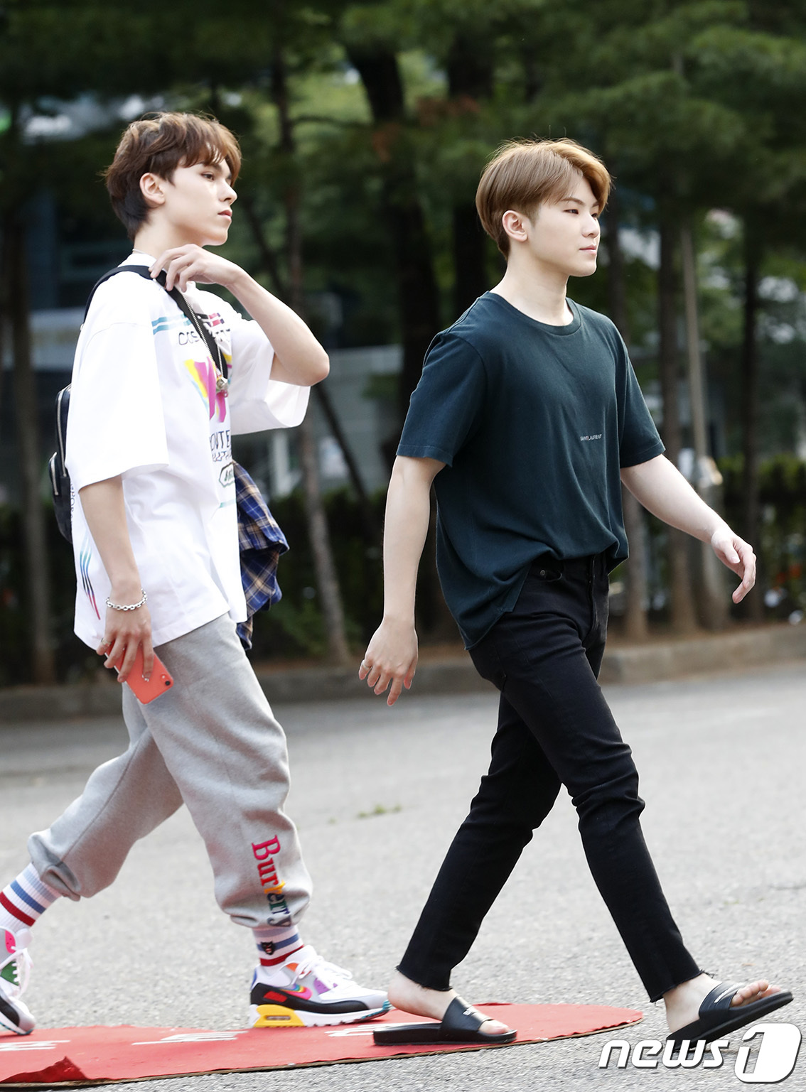 (서울=뉴스1) 권현진 기자 = 세븐틴 버논, 우지(오른쪽)가 28일 오전 서울 여의도 KBS 신관 공개홀에서 열린 KBS2 '뮤직뱅크'(뮤뱅) 리허설에 참석하고 있다. 2019. …