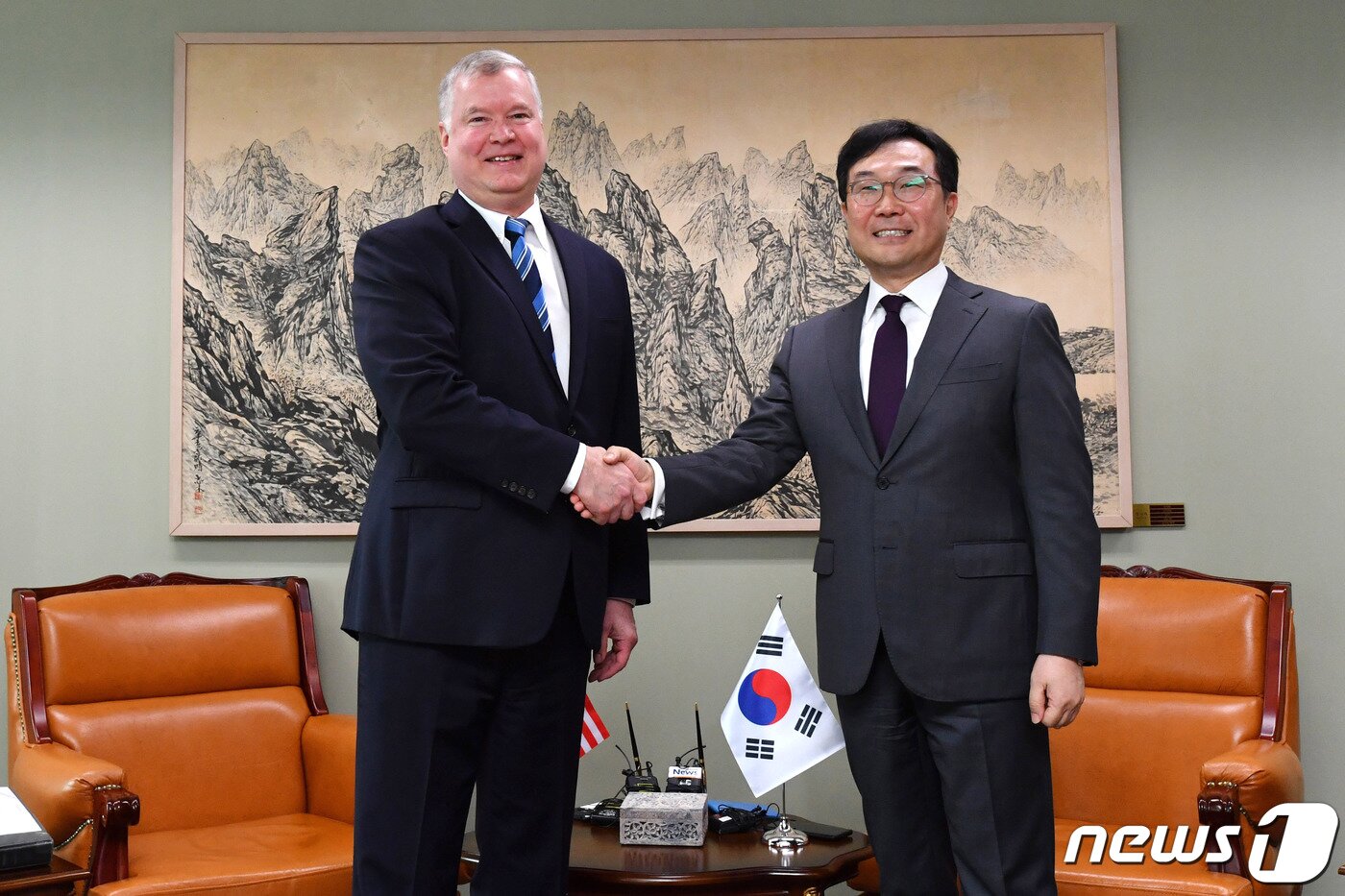 본문 이미지 - 이도훈 외교부 한반도평화교섭본부장과 스티븐 비건 미국 국무부 대북정책특별대표가 28일 오전 서울 도렴동 외교부청사에서 가진 북핵 수석 대표 협의에 앞서 악수하고 있다. 2019.6.28/뉴스1 ⓒ News1 이광호 기자