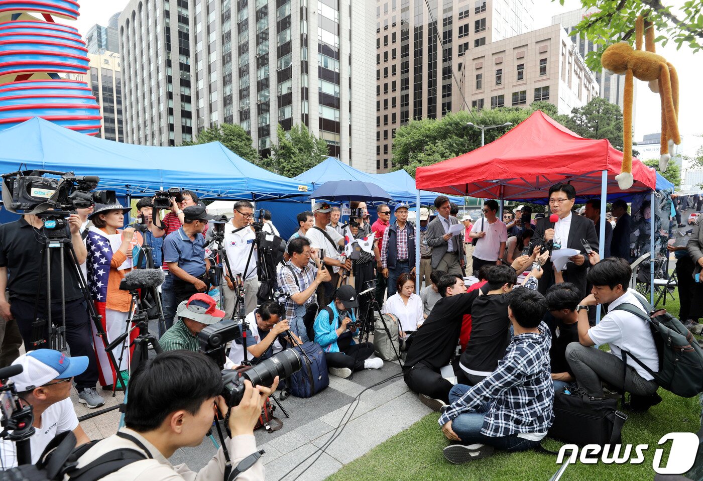 본문 이미지 - 홍문종 우리공화당 공동대표가 28일 서울 광화문광장에서 청계광장으로 옮긴 농성천막 앞에서 기자회견을 하고 있다. 2019.6.28/뉴스1 ⓒ News1 이광호 기자